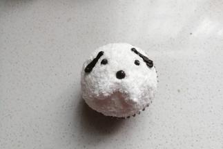 最后把小狗的耳朵用少许奶油沾在耳朵部位即可