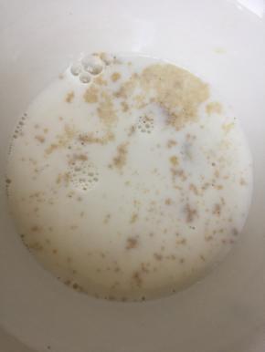 酵母中加入糖和适量的温牛奶，慢慢就融合一起了