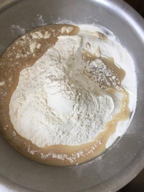 倒入面粉中，大致拌一下