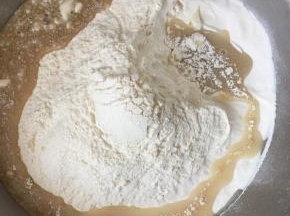 倒入面粉中，大致拌一下