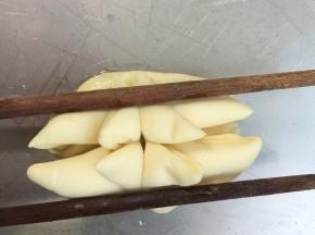 再在两边压一下