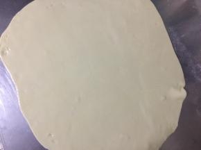 刷上油，撒上薄薄的一层盐（也可以撒一层火腿丁、葱花等）