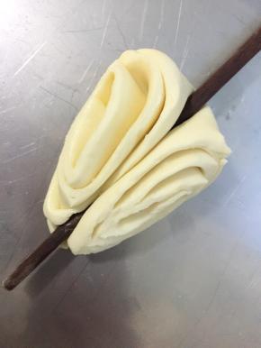用筷子在中间使劲压一下