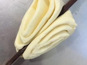 用筷子在中间使劲压一下