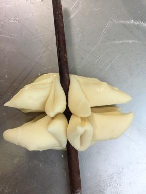 用筷子在中间使劲压一下