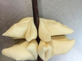 用筷子在中间使劲压一下