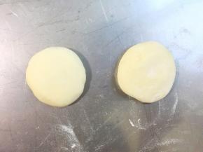 直接在揉好的面团中取两个小剂子压扁