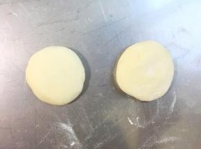 直接在揉好的面团中取两个小剂子压扁
