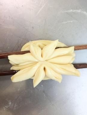 并向里一挤，花纹就翻出来了。都整形好了放在温水上面笼屉里发酵三十至四十分左右。发酵完成后冷水入锅开锅后15-18分钟关火，停火2～3分钟慢慢打开锅盖。