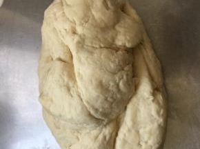 揉成无干粉的面团