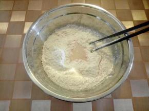 将黄油以外的面团材料按照先液体后干性材料一起放入盆里，注意盐要单独放一个角落，不能和酵母直接接触，以免酵母失去活性
