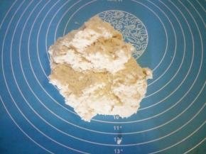 用筷子搅拌成团，放案板或揉面垫上开始揉面