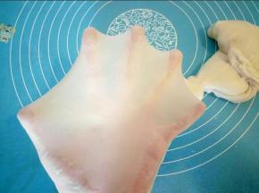 揉搓了十几分钟后就可以揉出很薄的膜了 