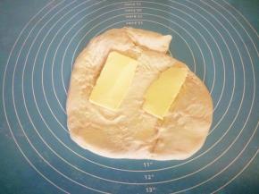 加入软化好的黄油，继续揉搓至面团和黄油充分融合 