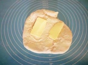 加入软化好的黄油，继续揉搓至面团和黄油充分融合 