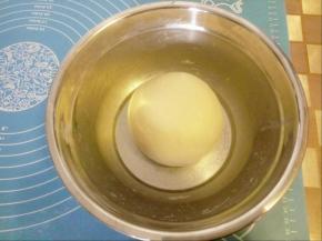 面团揉光滑放盆里盖保鲜膜发酵 