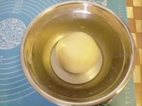 面团揉光滑放盆里盖保鲜膜发酵 