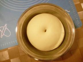 面团发酵至2-2.5倍大，用手指沾干粉，在面团中戳一个洞，洞口不回缩，不塌陷，证明已经发酵完成 