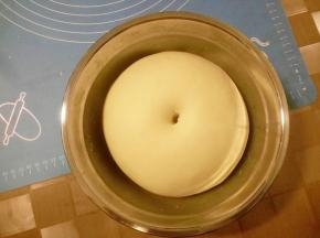 面团发酵至2-2.5倍大，用手指沾干粉，在面团中戳一个洞，洞口不回缩，不塌陷，证明已经发酵完成 