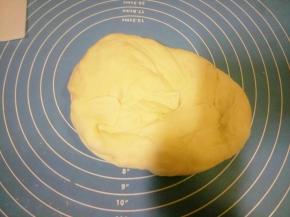 将面团取出，按压排气