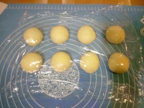 均匀分成八份，揉圆，盖保鲜膜松弛20分钟