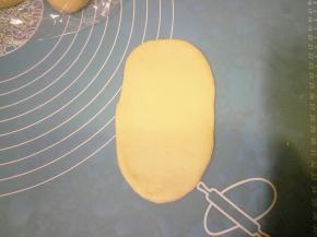 20分钟后取出面团擀开