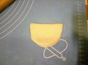 把面团对折，边缘再按压一下，让面团能粘合的更紧密。