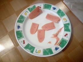 把火腿肠切片改成舌头状