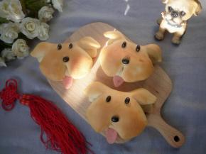 面包出炉后放网架上晾凉，把火腿肠舌头插入面包底部小狗的嘴下边，这样小狗面包就做好了。只是我做的小狗面包有点丑，不太漂亮