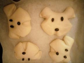 全部做好后放入烤箱进行二次发酵，我的烤箱不带发酵功能，只好在下边放杯开水，既保温，又保湿，（水凉了换，我换了三次）只做参考。二次发酵完成后，放入预热好的烤箱170度，中层，烤20分钟