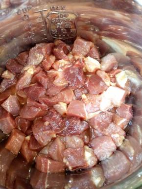 猪肉洗干净，把酱油、盐、姜、大蒜、半碗水、糖、搅拌均匀放进高压锅