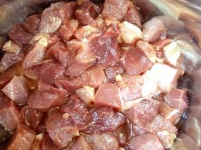 猪肉洗干净，把酱油、盐、姜、大蒜、半碗水、糖、搅拌均匀放进高压锅