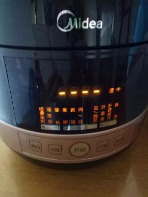 高压锅按一下羊肉牛肉功能，口感按一下适中功能。煮25分钟