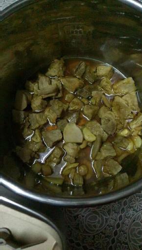 半小时之后出锅倒去水份，挑出姜片大蒜不要