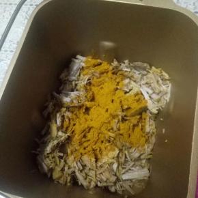 把肉倒进面包机，上面加合适自己口味的咖喱粉，按一下面包机的肉松功能