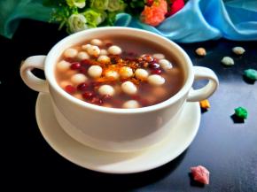 我煮的桂花汤圆里面放了一点蜜豆，是不是很诱人？