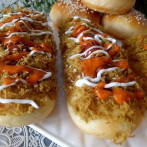 加上沙拉酱番茄酱，嗯嗯！中间还有香肠。小朋友可开心了。