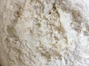 分次加入温牛奶搅拌成柳絮状