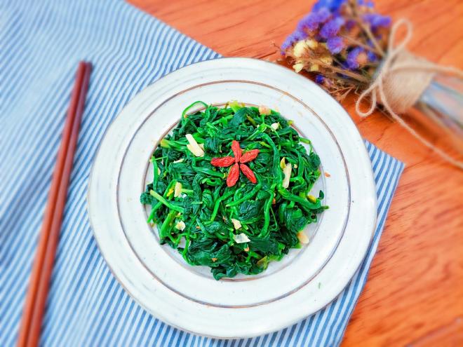 不出汤汁的蒜蓉菠菜