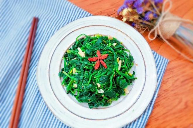 不出汤汁的蒜蓉菠菜