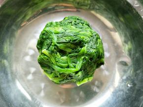 用手挤干水分备用