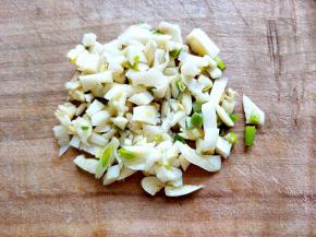 蒜拍扁，切成末备用