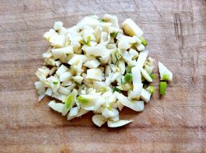 蒜拍扁，切成末备用