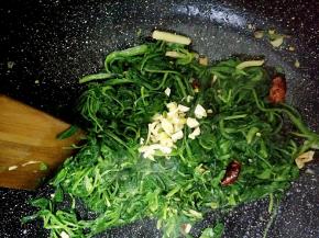 放入剩下的蒜蓉和盐进行翻炒