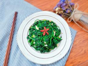 出锅前撒点鸡精就可以啦