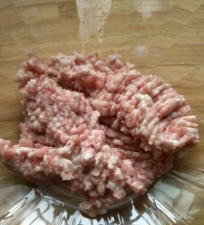 肉洗净，剁成肉末