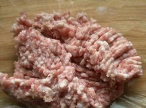 肉洗净，剁成肉末