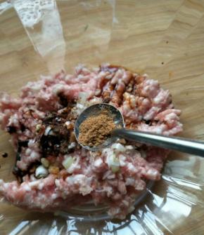 肉末放到盆中，加入葱末、姜末、盐、鸡精、料酒、十三香、生抽搅拌均匀。