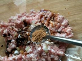 肉末放到盆中，加入葱末、姜末、盐、鸡精、料酒、十三香、生抽搅拌均匀。