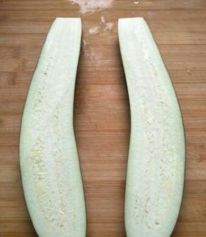 茄子洗净，不用削皮，去头去尾，一切成二片。